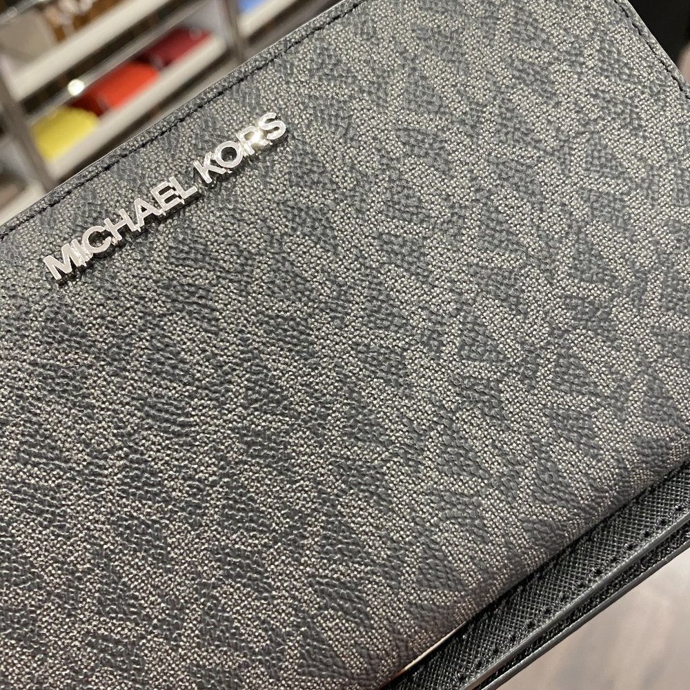 MK JST MD ZIP PHONE WRISTLET BLACKSIGNATURE_2
